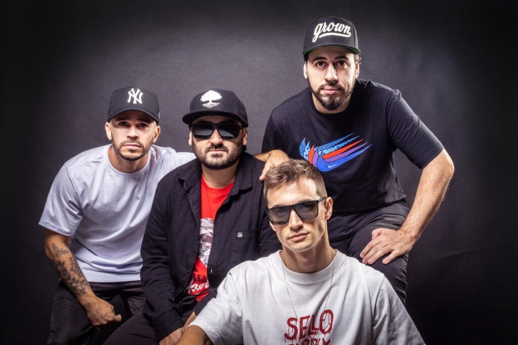 Primeiro Deck,reggae fusion,novo álbum,"Mais de Mil Palavras para Dizer",plataformas digitais,Allan de Oliveira,Itajaí,ODZ Music,Fili Filizzola,Grammy Latinos,Lei de Incentivo à Cultura,Prefeitura de Itajaí,Fundação Cultural de Itajaí,Instituto Sorrir,Armandinho,Criolo,Marcelo D2,Dazaranha,Ponto de Equilíbrio,Tribo de Jah,Maskavo,reggae,música,"Praia da Solidão",rock alternativo,indie,geração.