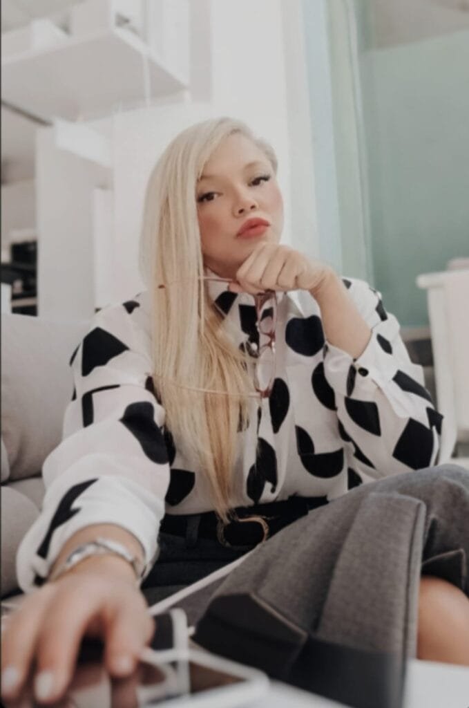 Kelly Heins se destaca na biomedicina ortomolecular com abordagem integrativa