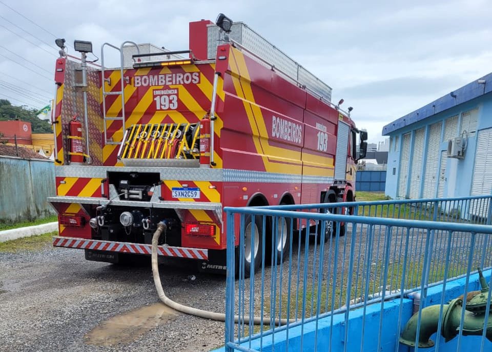 Emasa realiza limpeza de canal de captação e normaliza operações após fortes chuvas