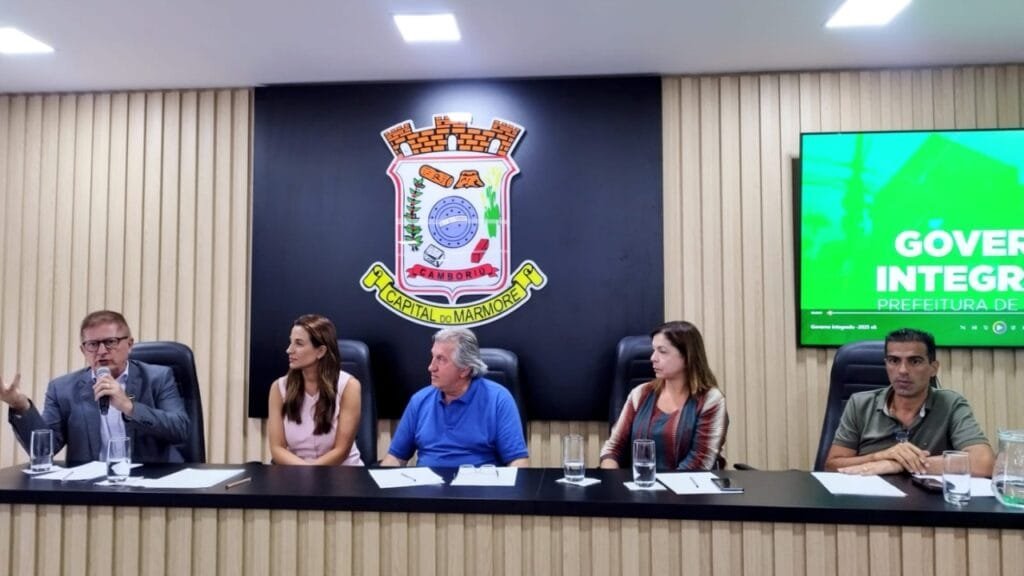 abastecimento de água,outorga,Rio Camboriú,falta de água,saneamento,eficiência operacional,captação de água,modernização,Balneário Camboriú,Camboriú,ARESC,estação de tratamento,escassez de água,autoridades do Estado,ajustes contratuais,Águas de Camboriú,ETA,colaboração entre as cidades