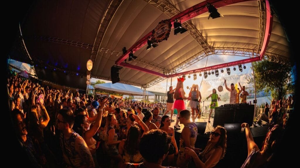 Carnaval 2025,Florianópolis,Arena Folia,Bloco Seu Cookie Brilha,Bloco Quésh Ketchup,Bloco Dando em Cima,Turismo,Economia,Foliões,Bloco de rua