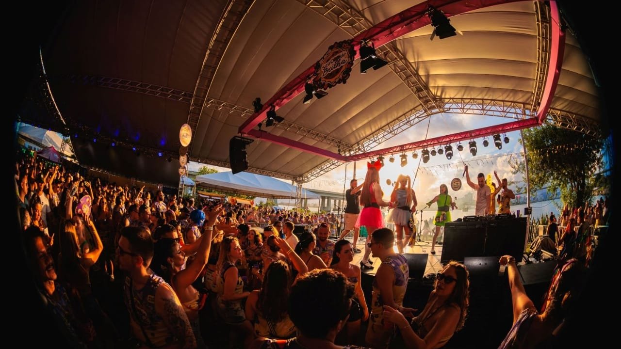Carnaval 2025,Florianópolis,Arena Folia,Bloco Seu Cookie Brilha,Bloco Quésh Ketchup,Bloco Dando em Cima,Turismo,Economia,Foliões,Bloco de rua