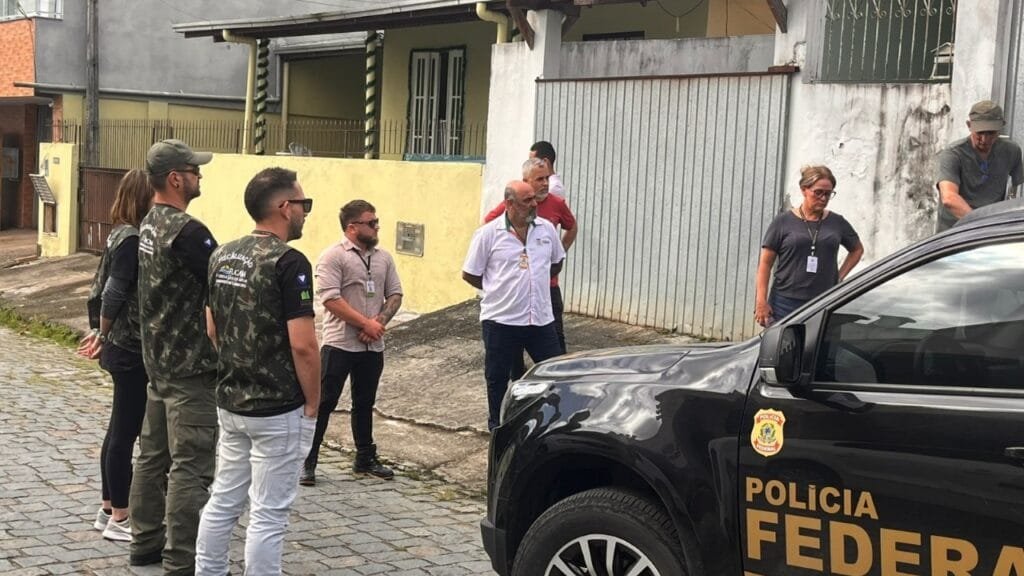 Prefeitura de Camboriú,Secretaria de Planejamento Urbano,força-tarefa,Instituto Federal Catarinense,construções irregulares,área federal,Polícia Federal,Fundação do Meio Ambiente,FUCAM,Alexandre de Souza Metsger,Lei Federal n° 4.947,terras da União,invasão,crime,Defesa Civil,levantamento,fiscalização,moradores de Camboriú,trâmites legais