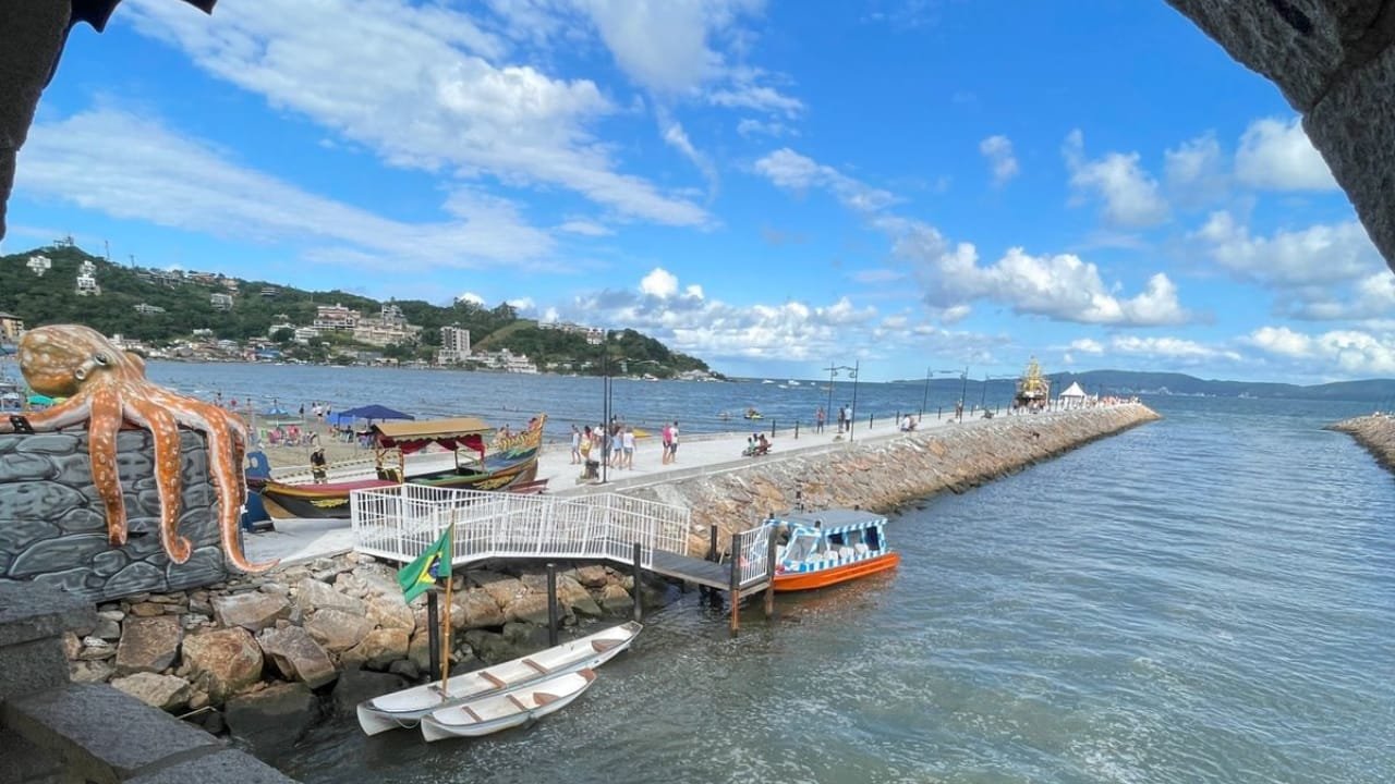 chuvas,Secretaria de Obras,Defesa Civil,voluntários,entulhos,bocas de lobo,ruas,pontes,faixa de areia,praias,Meia Praia,turistas,alta temporada,Secretaria de Turismo,assistência social