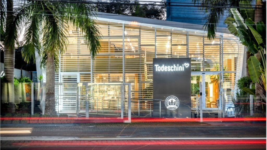 Arquitetura Hunter,Via Artística Casa na Praia,Praia Brava,Santa Catarina,Certificação LEED Platinum,Sustentabilidade,Design Biofílico,Eficiência Energética,Design Tropical,Tecnologia,Materiais Inovadores,Arquitetura Aplicada,Engenharia,Greenbuilding,Petinelli