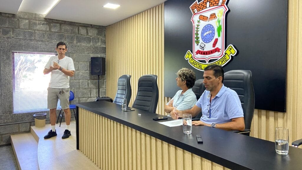 comunidade surda,inclusão,intérpretes,Central de Libras,Camboriú,escola bilíngue,acessibilidade,políticas públicas,deficiências auditivas,comunicação.