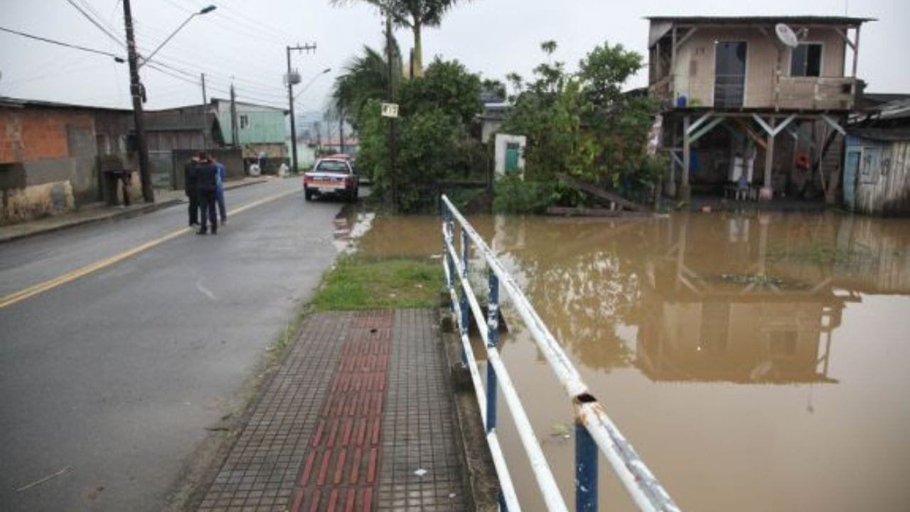 Secretaria de Agricultura e Expansão Urbana,Itajaí,monitoramento,chuvas,alagamentos,loteamento São Pedro,Canhanduba,famílias afetadas,bloqueios nas vias,Baía,Rua Mansueto Felizardo Vieira