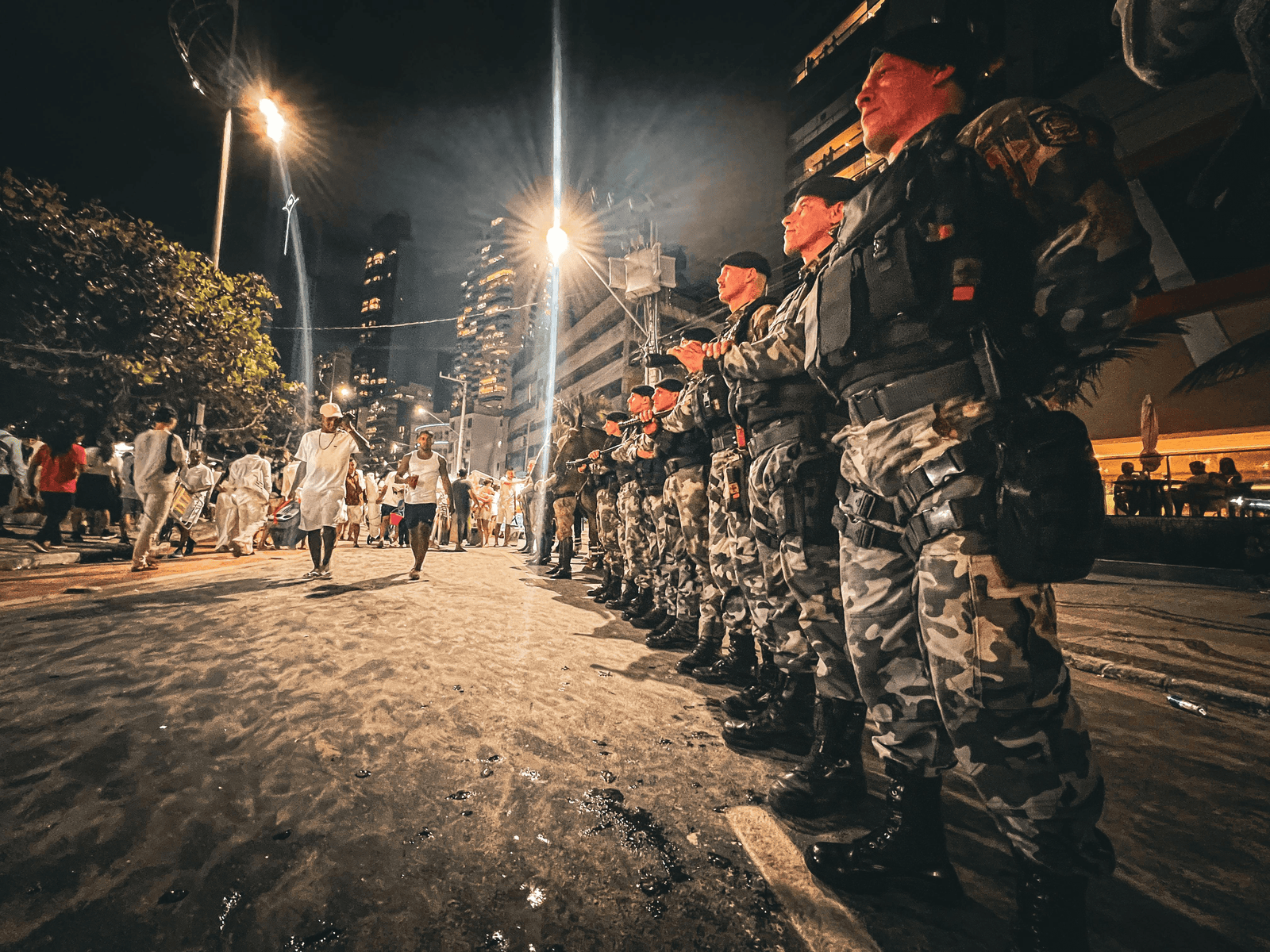 Balneário Camboriú,operação Réveillon,segurança pública,policiamento,Praia Central,queima de fogos,Batalhão de Choque,drones,turistas,limpeza urbana.