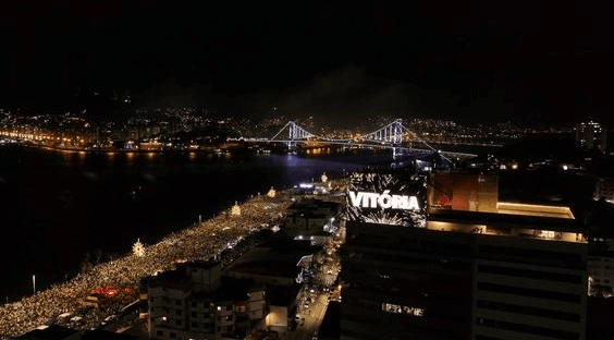 Réveillon 2025,Ponte Hercílio Luz,show pirotécnico,fogos subaquáticos,Beira-Mar Continental,Megatela Floripa Square,turismo em Florianópolis,shows musicais,experiência inclusiva.