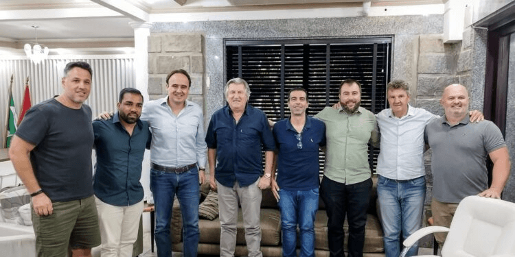 Prefeito,Camboriú,Leonel Pavan,Deputado Estadual,Carlos Humberto,PL,Emendas Parlamentares,Pavimentação,Morro do Encano,Itapema,Infraestrutura Regional,Parceria,AMFRI,Asfaltamento,Economia Local,Turismo,Comércio,Serviços,Transporte,Desenvolvimento,Mobilidade Urbana,Governo Estadual,Crescimento Sustentável,Qualidade de Vida