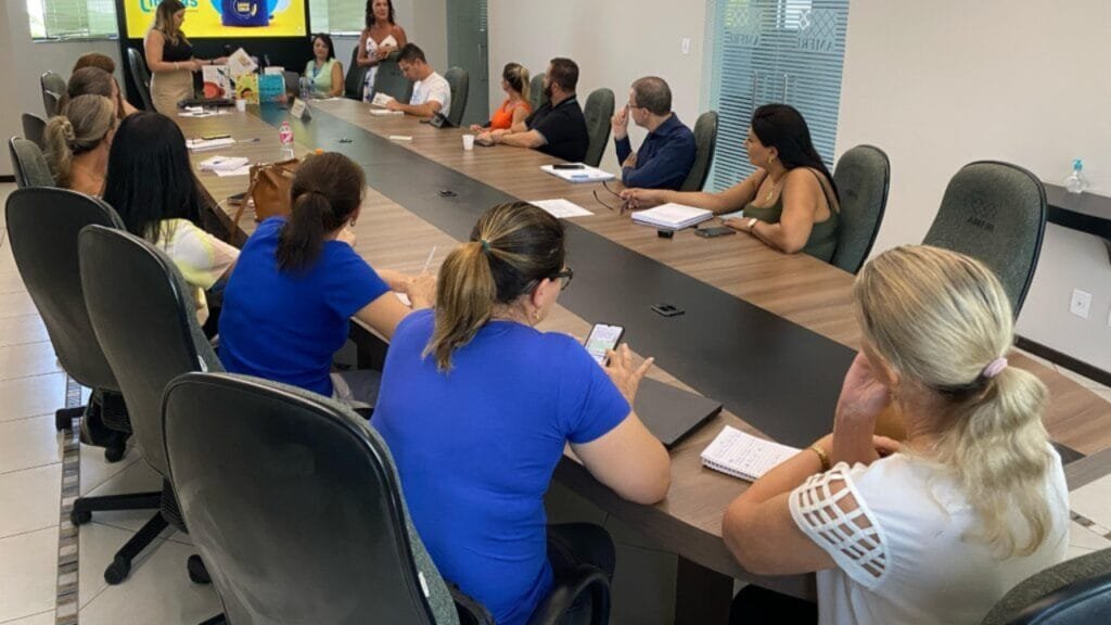 Secretária de Educação,Camboriú,AMFRI,Porto Belo,gestão educacional,financiamento,transporte escolar,avaliações institucionais,políticas públicas,Foz do Rio Itajaí,Santa Catarina,Carin Bernadete Krug,Adriana Carvalho Schimiguel,colaboração intermunicipal,infraestrutura