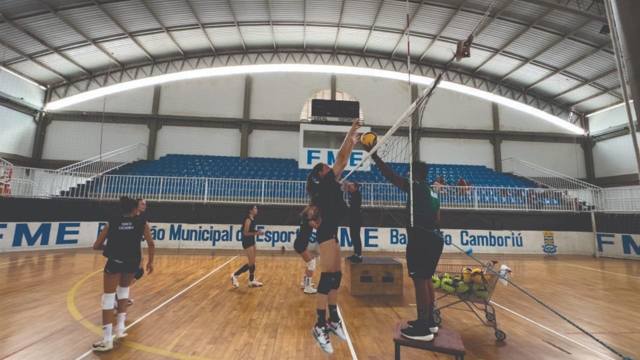 seleção catarinense,voleibol feminino,sub-18,Ginásio da Barra,FME,Balneário Camboriú,Farid Beraldo,Giulia Nicolozo,Joana Conceição Pedrini,Julia Carvalho,Campeonato Brasileiro,Maringá,treinos abertos,comunidade,esportes
