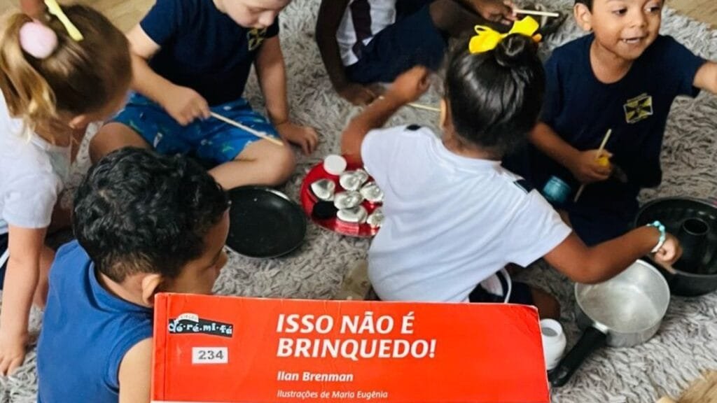 vivência “Pra mim,tudo é brinquedo!”,contação de histórias,educação lúdica,criatividade infantil,CEI Rosinha de Souza,escuta e atenção na educação,imaginação das crianças