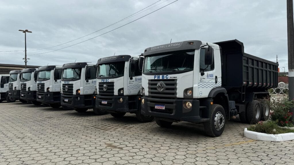 Secretaria de Obras,Balneário Camboriú,renovação de frota,caminhões,serviços municipais,drenagens,transporte de materiais,Subprefeitura da Região Sul,paisagismo,investimento público,AFS Infraestrutura,Cristiano José dos Santos