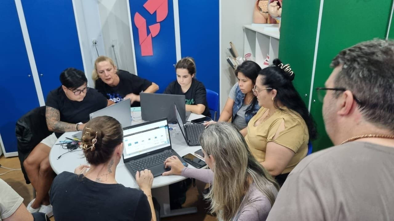 Secretaria de Educação,formação continuada,projetos educacionais,Robótica nas Escolas,Centro Novos Caminhos,Valdir Nesi Filho,capacitação de professores,educação integral,Maker Kids,Jovem Pesquisador