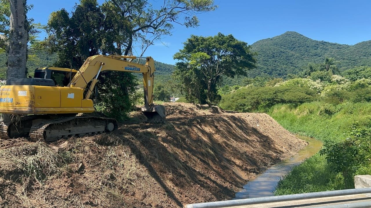 Porto Belo,Rio Perequezinho,Rua dos Samagaias,limpeza de rios,Secretaria de Obras,Defesa Civil,Vila Nova,preservação ambiental,enchentes,escoamento,meio ambiente,sustentabilidade,Governo Municipal,conservação,colaboração da população