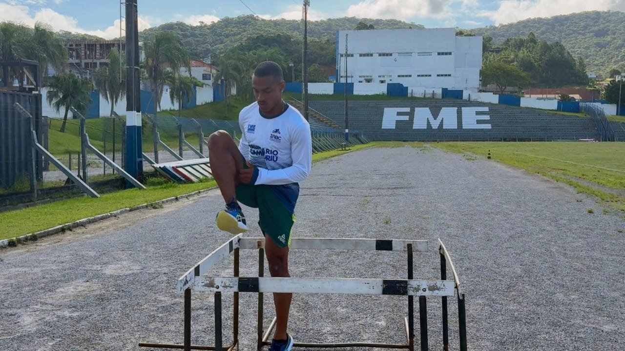 Balneário Camboriú,Sul-Americano de Atletismo Indoor,Cochabamba,Douglas Hernandes Mendes da Silva,Guilherme Rodrigues Santana Orenhas,Isabel Demarco de Quadros,Fundação Municipal de Esportes,CBAt,400m,800m,salto com vara,competição internacional,calendário de atletismo