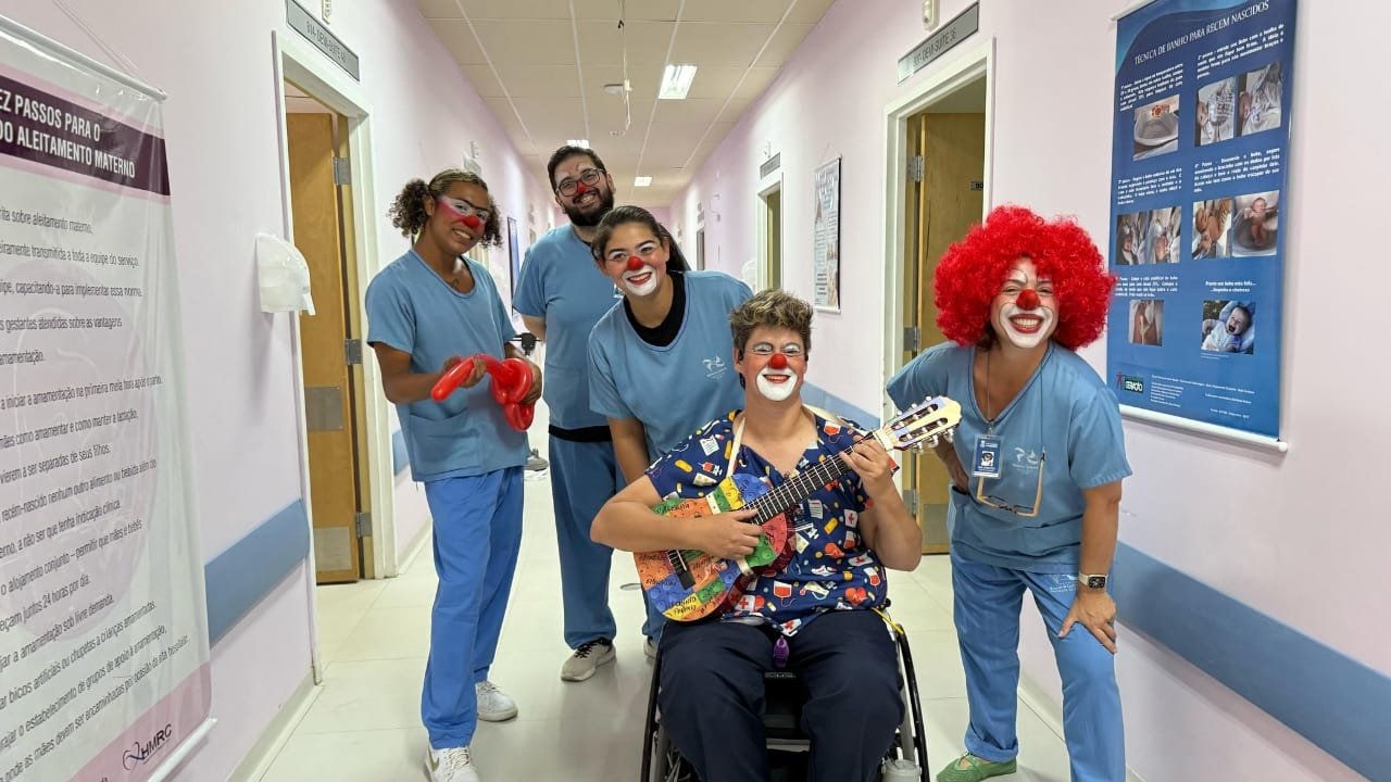 Terapia do Riso,Hospital Ruth Cardoso,Balneário Camboriú,humanização hospitalar,voluntariado,Uniriso,Rede da Alegria,Aline Leal,Sophia Fagundes de Lima,Franciele Fagundes de Lima,Gevelyn Cássia Almeida,Uniasselvi,saúde emocional,projetos sociais