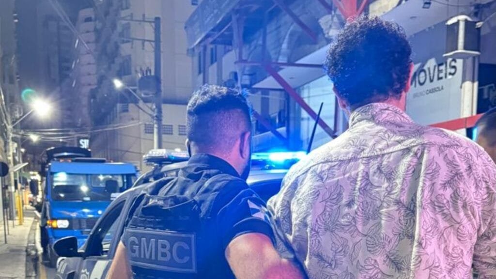 Balneário Camboriú,motorista embriagado,Guarda Municipal,Avenida Atlântica,Rua 51,Peugeot 308,Joinville,Central de Plantão Policial,CPP,pátio conveniado,Santa Catarina