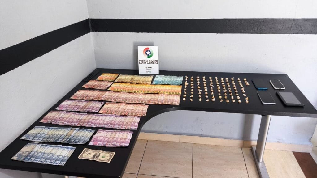 Camboriú,Rua Tulipa,Polícia Militar,tráfico de drogas,crack,apreensão,adolescentes,12º BPM,Santa Catarina