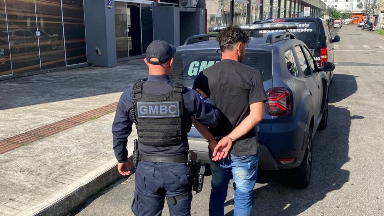 Balneário Camboriú,violência doméstica,furto de veículo,Guarda Municipal,Rua Canoinhas,Bairro dos Municípios,Central 153,Peugeot 207,Central de Plantão Policial,CPP