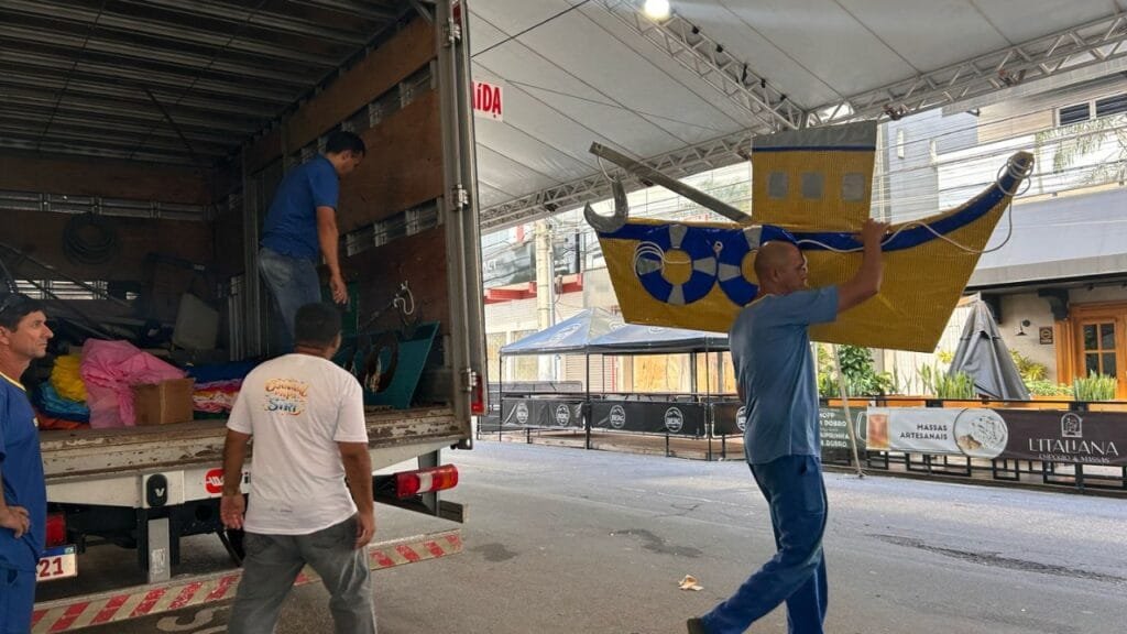 Carnaval Papa Siri,Itajaí,Largo do Mercado Público,programação carnavalesca,universo marinho,terceira idade,artesanato,Prefeitura de Itajaí,Secretaria da Cidadania,cultura local,bailinho infantil,atrações musicais,Santa Catarina