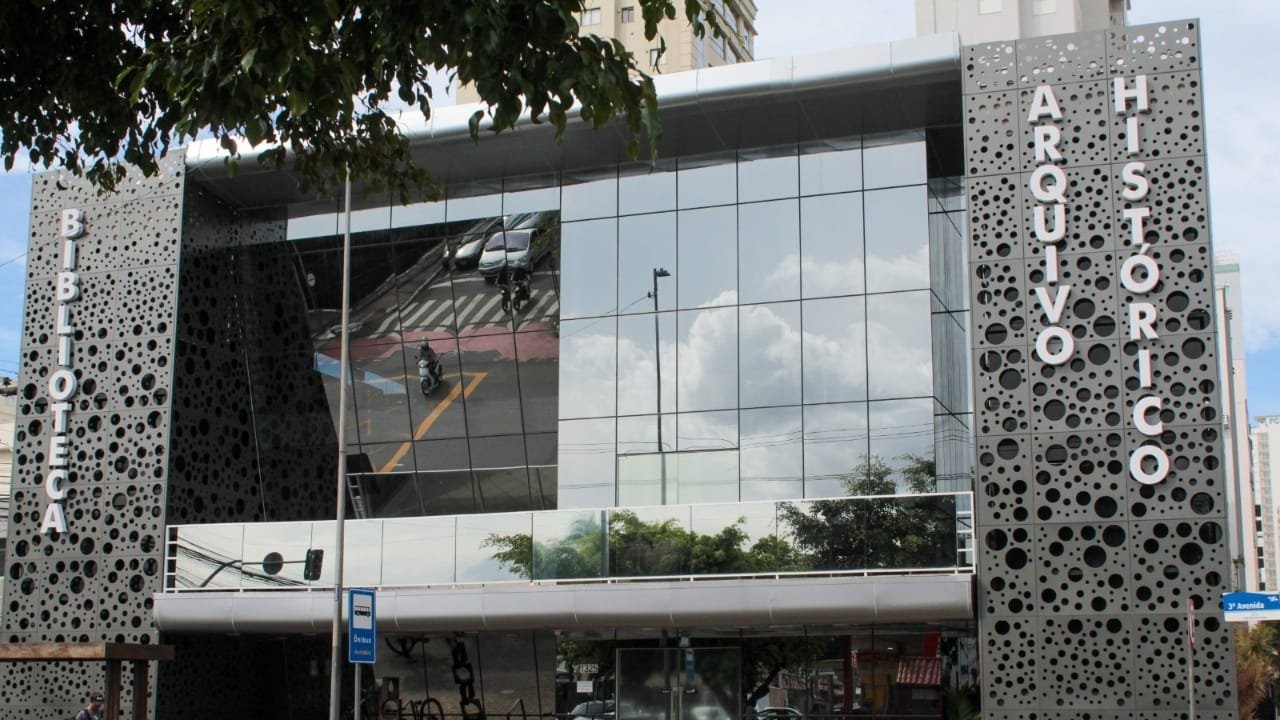 Biblioteca Municipal Machado de Assis,Dia Internacional da Doação de Livros,Fundação Cultural,Biblioteca com Vida,Miriam Ramoniga,Ines Mobrice,Lei Municipal de Incentivo à Cultura,Prêmio Álvaro Antônio da Silva,doação de livros,acervo,Balneário Camboriú,Terceira Avenida,incentivo à leitura,inclusão social,obras raras