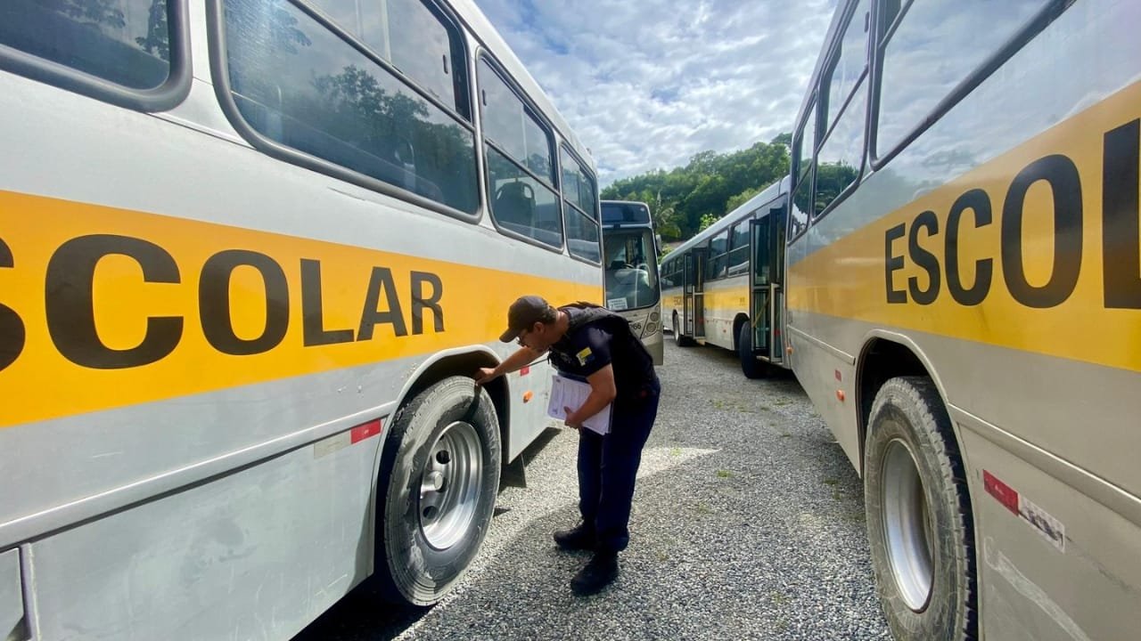 Itapema,Prefeitura de Itapema,Secretarias de Educação,Secretarias de Segurança Pública,transporte escolar,alunos,frota,ônibus,segurança,qualidade,revisão,carteirinha,monitoras,Juarez Ferreira,Valdir Nesi Filho,comunidade,escolas.