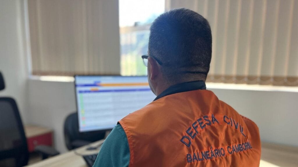 População,climáticos,Balneário Camboriú,Coordenadoria Municipal de Proteção e Defesa Civil,Compdec,Conselho Municipal de Defesa Civil,Comdec,Política Municipal de Proteção e Defesa Civil,Lei nº 4.998/2025,prevenção,desastres naturais,vida,patrimônio público,emergência,educativas,cidade,eventos,segura,lei,escolas municipais,conscientização,comunidade,civis,fiscalização,políticas públicas,defesa civil,consultivo,segurança,integrada.