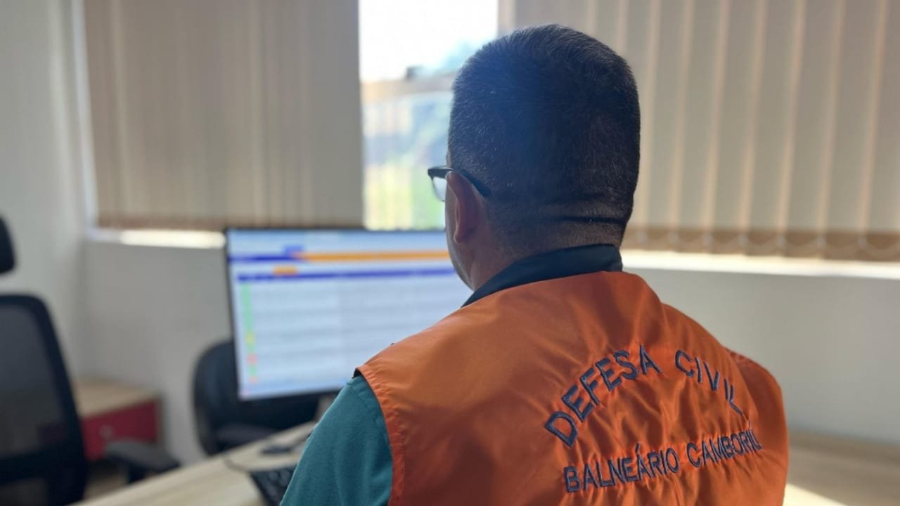 População,climáticos,Balneário Camboriú,Coordenadoria Municipal de Proteção e Defesa Civil,Compdec,Conselho Municipal de Defesa Civil,Comdec,Política Municipal de Proteção e Defesa Civil,Lei nº 4.998/2025,prevenção,desastres naturais,vida,patrimônio público,emergência,educativas,cidade,eventos,segura,lei,escolas municipais,conscientização,comunidade,civis,fiscalização,políticas públicas,defesa civil,consultivo,segurança,integrada.