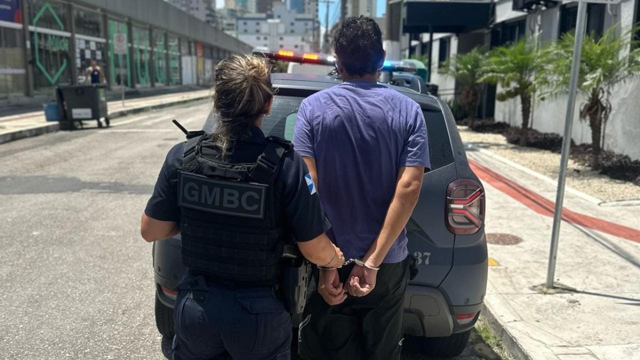 Guarda Municipal,Camboriú,medida protetiva,Rua Itália,Bairro das Nações,Central 153,pé de cabra,Grupo de Proteção à Mulher,prisão,CPP,violência doméstica,segurança pública,denúncia