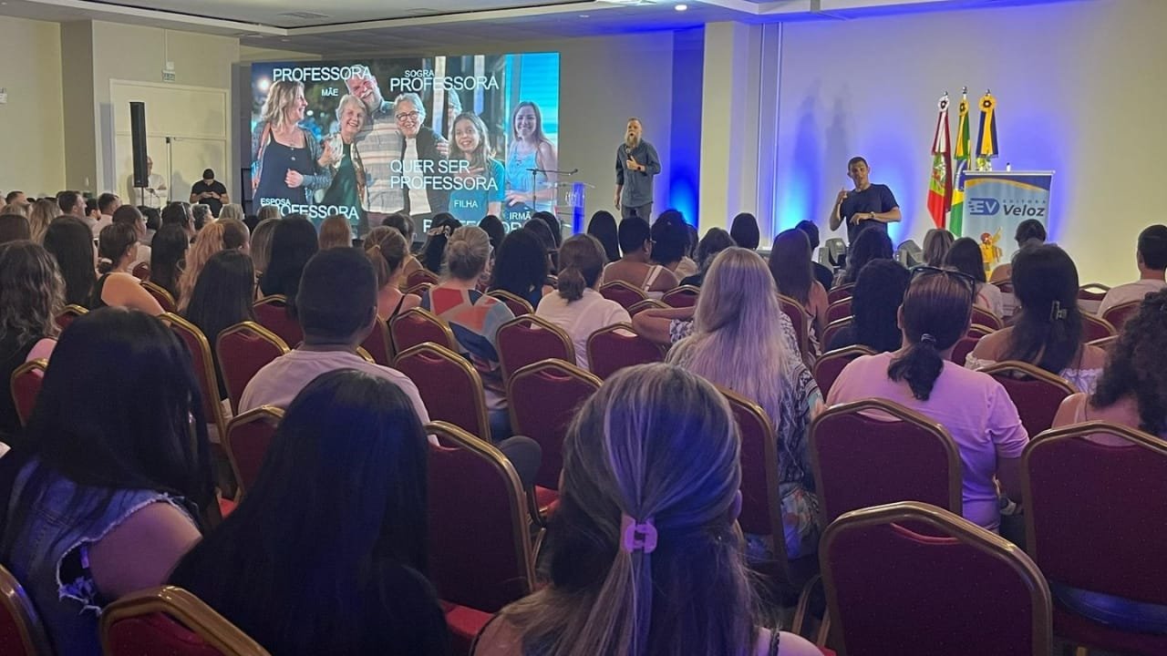 Itapema,Prefeitura de Itapema,Marcos Piangers,Palestra,Prefeito Alexandre Xepa,Valdir Nesi Filho,educação,educadores,sociedade,valorização do professor,qualidade do ensino,motivação,educação transformadora,crianças,jovens,início das aulas.