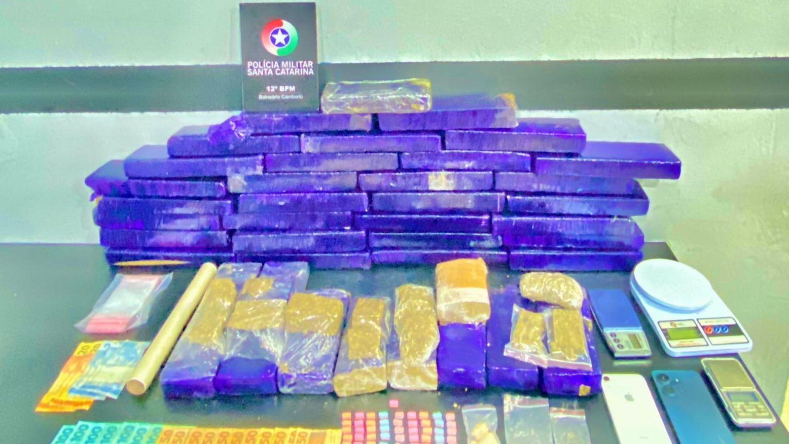 Polícia Militar,tráfico de drogas,Camboriú,monitoramento,operação policial,maconha,MDMA,ecstasy,suspeitos,veículo de aplicativo,prisão,flagrante delito