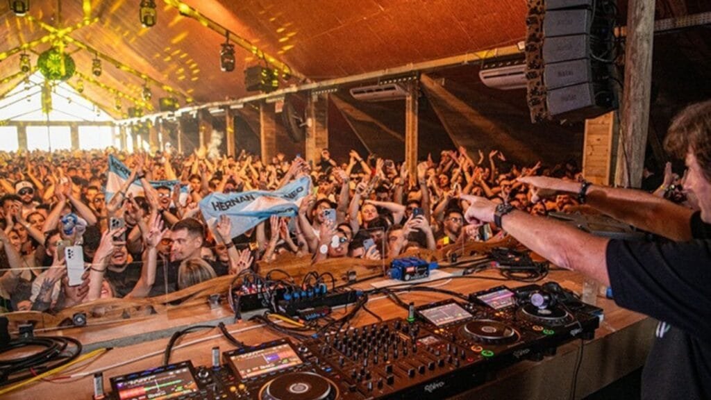 Carnaval 2025,Warung Beach Club,Música eletrônica,Damian Lazarus,Marco Carola,Âme Live,Warung Day Festival,Praia Brava,Itajaí,Santa Catarina,Curitiba,Vintage Culture,Hernan Cattaneo,Cinthie,DJ Tennis,Bhaskar