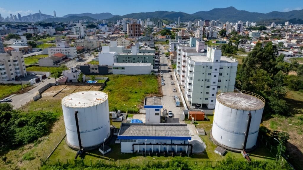 Águas de Camboriú,calor intenso,uso consciente de água,Camboriú,abastecimento de água,caixa d’água,consumo de água,baixa pressão,limpeza de calçadas,atividades essenciais,WhatsApp,concessionária,sistema de abastecimento,altas temperaturas