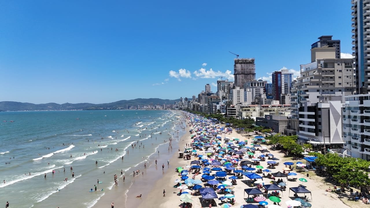 Itapema,turistas argentinos,litoral catarinense,Meia Praia,temporada de verão,infraestrutura turística,revitalização,Prefeitura de Itapema,Costa Esmeralda,Fecomércio,Santa Catarina,empreendimentos imobiliários,mobilidade urbana,comércio local,investimentos