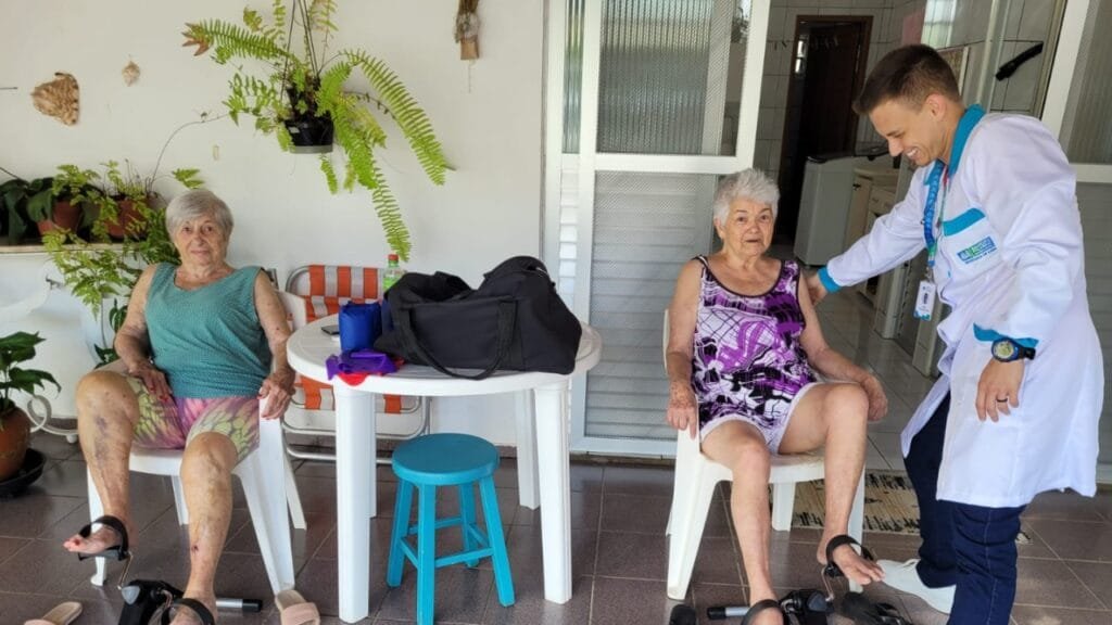 Balneário Piçarras,bicicletas ergométricas,reabilitação domiciliar,fisioterapia,força muscular,função cardiovascular,amplitude de movimento,Secretaria de Saúde,Alisson Blas Fraga,atendimento domiciliar,Centro de Fisioterapia,qualidade de vida