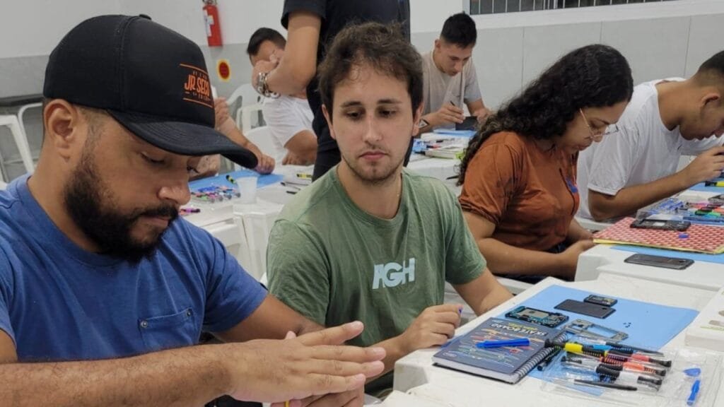 Itapema de Oportunidades,cursos gratuitos,capacitação profissional,CadÚnico,Secretaria de Assistência Social,Iris Bispo,manutenção de celulares,ar condicionado,marketing digital,inclusão digital,inglês básico,CALAS