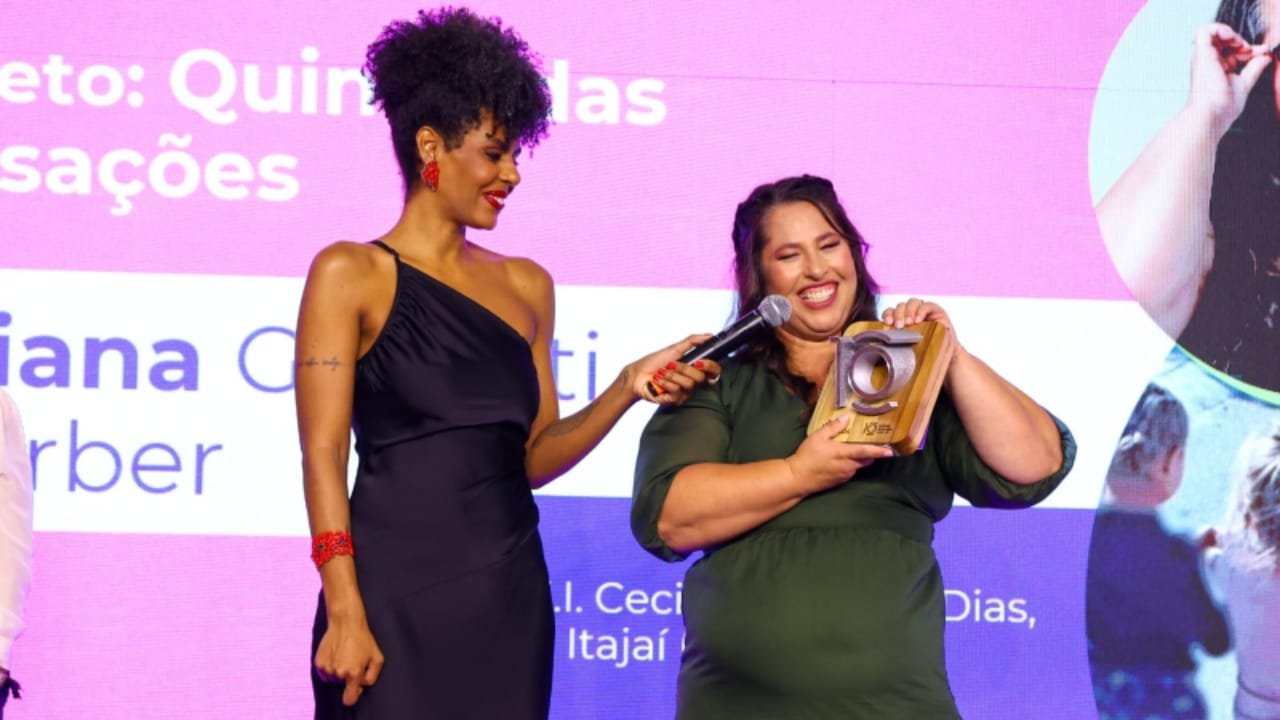 educação infantil,Prêmio Educador Nota 10,Itajaí,sustentabilidade,Juliana Gracieti Sperber,Quintal das Sensações,CEI Cecília Santiago Dias,metodologias inovadoras,brincadeiras ao ar livre,Secretaria Municipal de Educação,São Paulo