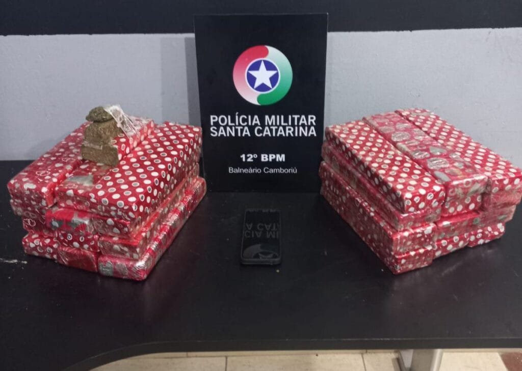 maconha apreendida,polícia militar,denúncia anônima,forte odor de maconha,carona para Joinville,aplicativo de carona,posto Itavel,busca veicular,fracionada para venda,tabletes de maconha,prisão em flagrante,delegacia de polícia,droga embalada,20kg de maconha,operação policial
