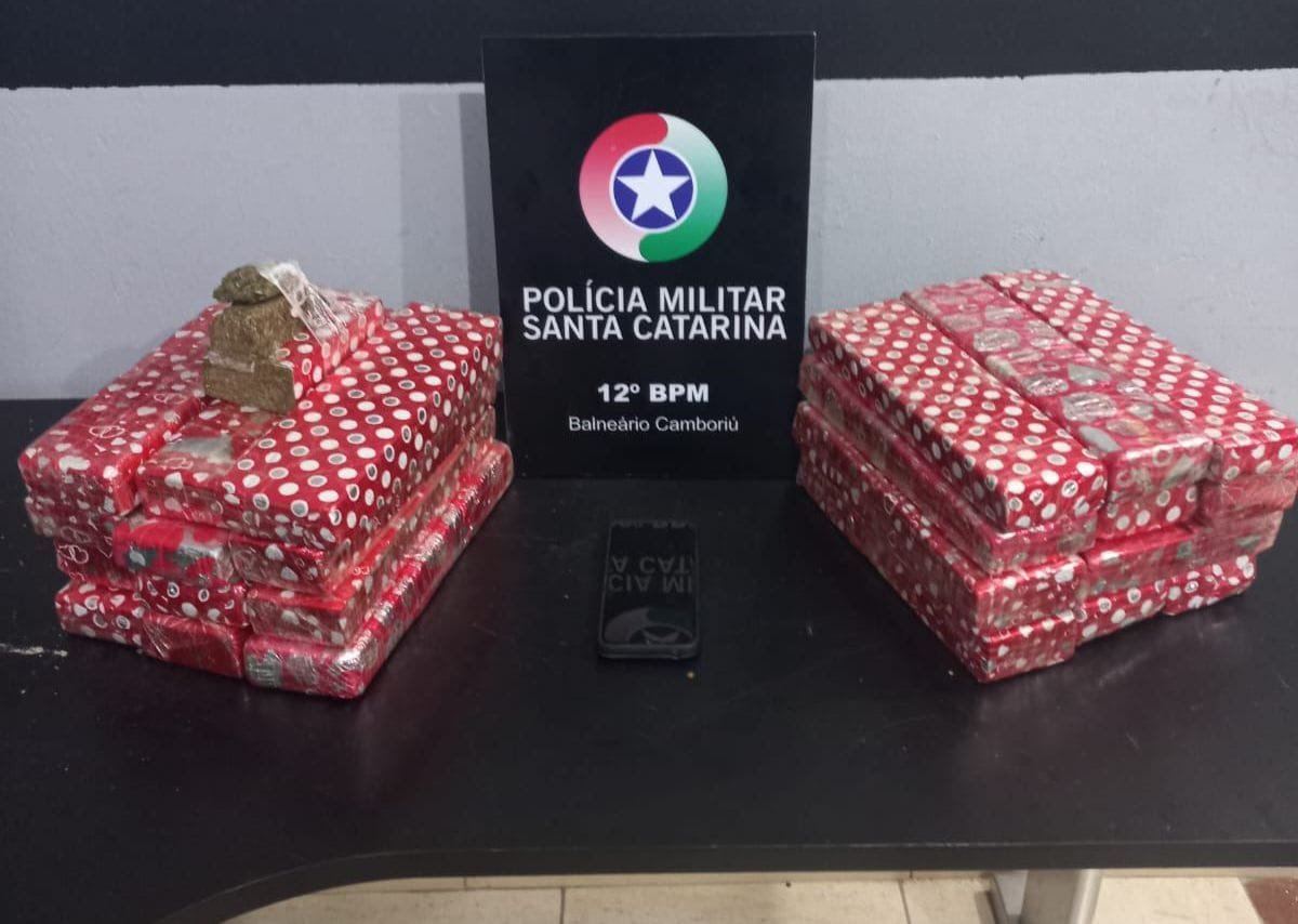 maconha apreendida,polícia militar,denúncia anônima,forte odor de maconha,carona para Joinville,aplicativo de carona,posto Itavel,busca veicular,fracionada para venda,tabletes de maconha,prisão em flagrante,delegacia de polícia,droga embalada,20kg de maconha,operação policial