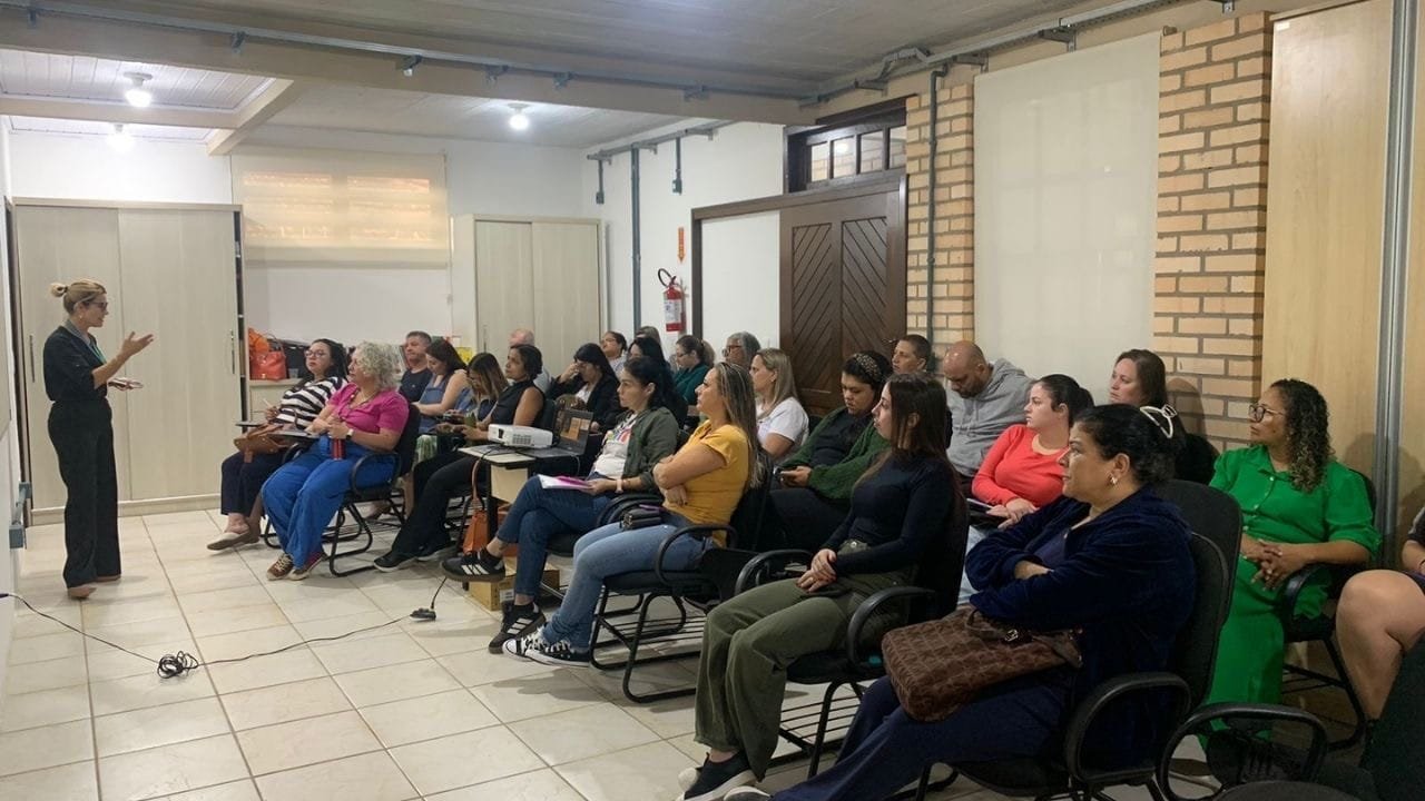 Maio Laranja 2025,combate ao abuso sexual infantil,Balneário Piçarras campanha,Secretaria de Assistência Social,rede de proteção,violência sexual infantojuvenil,rodas de conversa,caminhadas de conscientização,CRAS Nossa Senhora da Paz,seminário Maio Laranja,protocolo de atendimento,proteção infantil,mobilização contra violência,professores rede municipal,eventos de prevenção