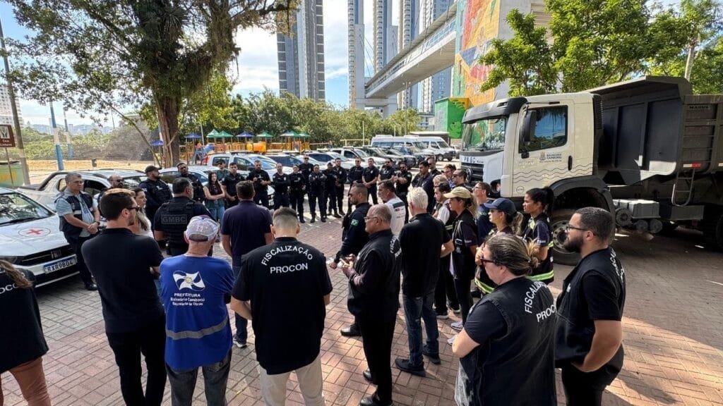 Balneário Camboriú,segurança urbana,operação BC Mais Segura,fiscalização de trânsito,irregularidades,veículos abandonados,bairros Barra,São Judas Tadeu,Praça do Pescador,Guarda Municipal,fiscalização de comércios,entulho recolhido,DCOI,abordagem social,invasões urbanas