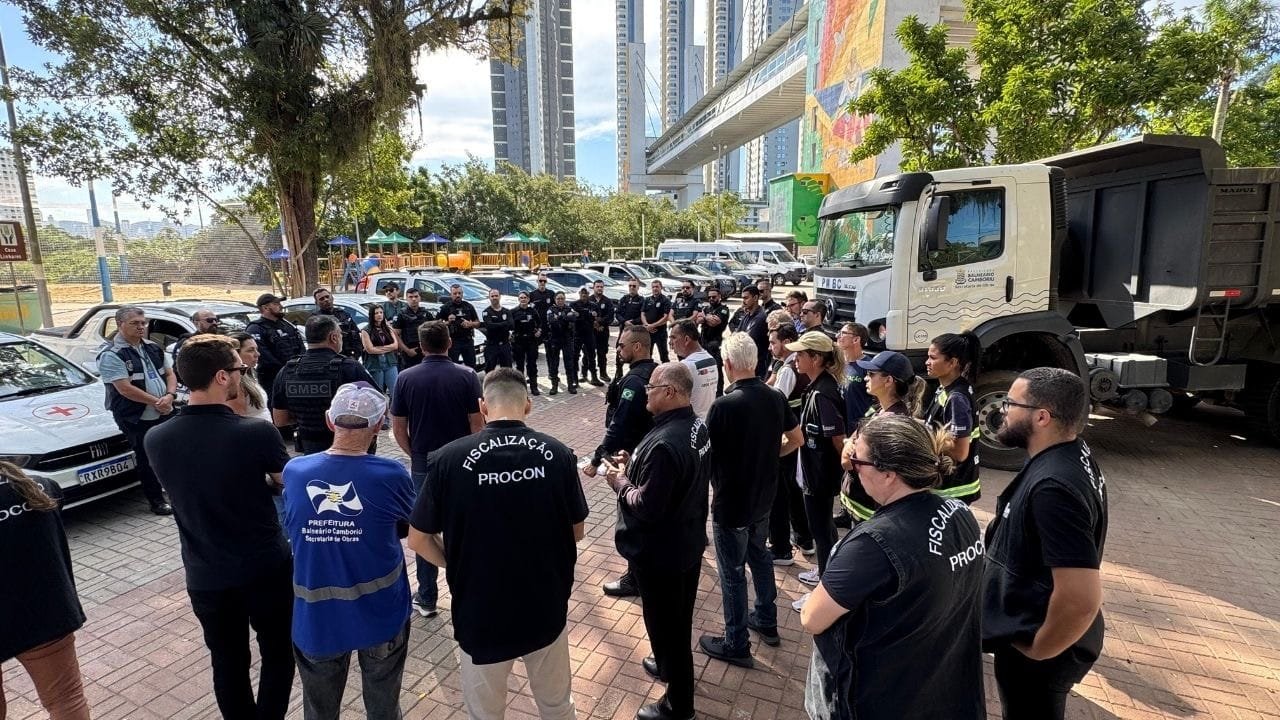 Balneário Camboriú,segurança urbana,operação BC Mais Segura,fiscalização de trânsito,irregularidades,veículos abandonados,bairros Barra,São Judas Tadeu,Praça do Pescador,Guarda Municipal,fiscalização de comércios,entulho recolhido,DCOI,abordagem social,invasões urbanas