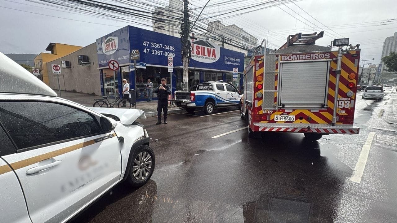 acidente trânsito Balneário Camboriú,colisão com vítima BC,caminhonete colide com caminhão BC,acidente Av. do Estado BC