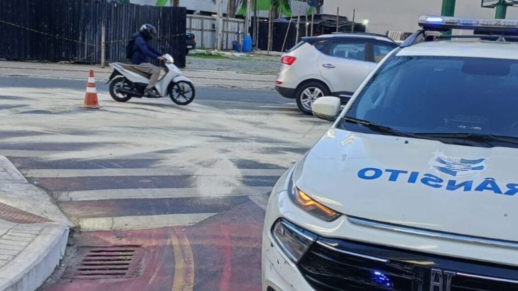 vazamento de óleo,Avenida Brasil Camboriú,Rua 3700,trânsito interditado,agentes de trânsito,calcário na pista,risco de acidente,Guarda Municipal,via liberada,Camboriú,Balneário Camboriú,Vila Real,Iate Club,São Francisco,monitoramento de câmeras