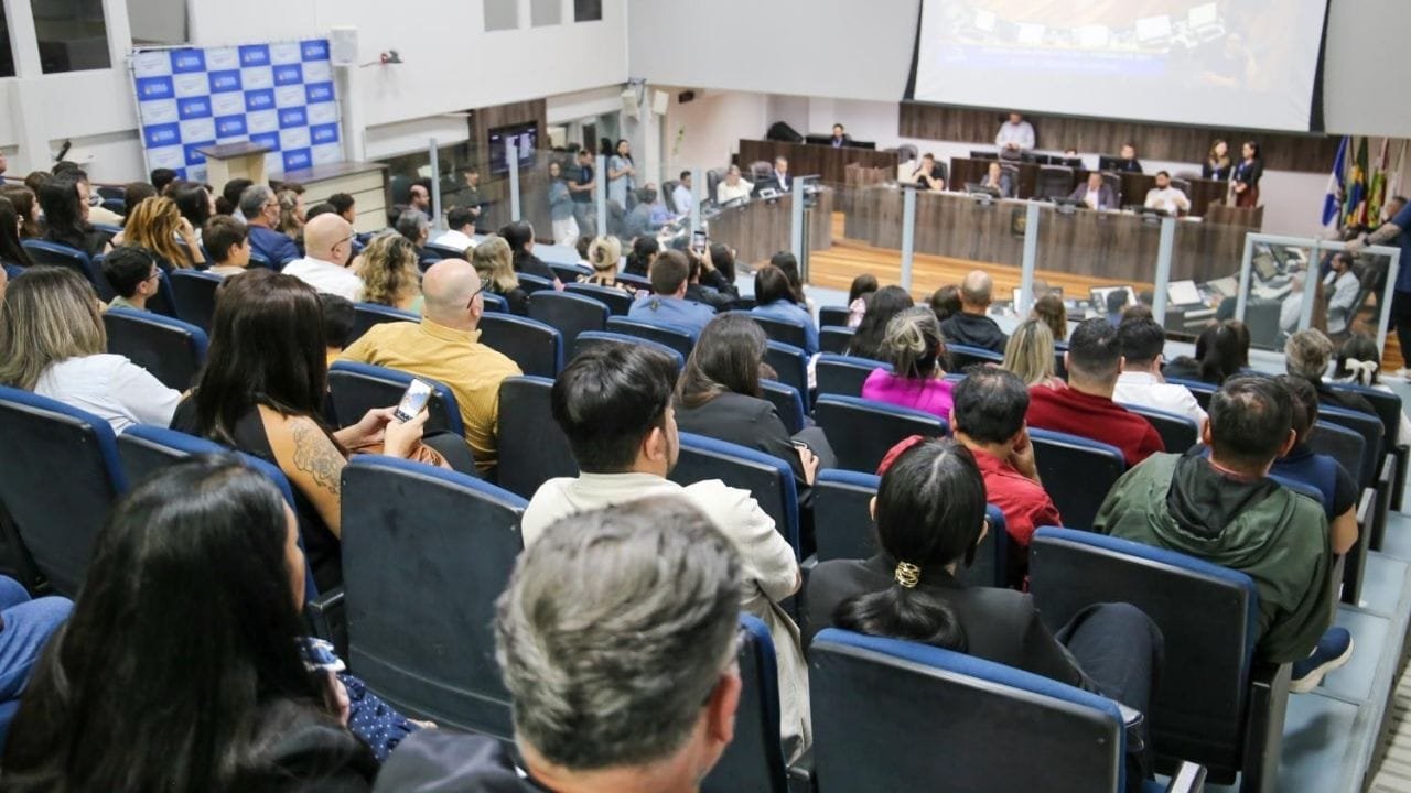 Câmara Balneário Camboriú,PLO 111/2025,PLC 10/2025,ITBI 2%,Centro Desenvolvimento Futebol,diplomação vereadores mirins,moções de congratulações,sessão ordinária abril,Tayla Emanuele França Dias,Marcelo Fabra SAMU