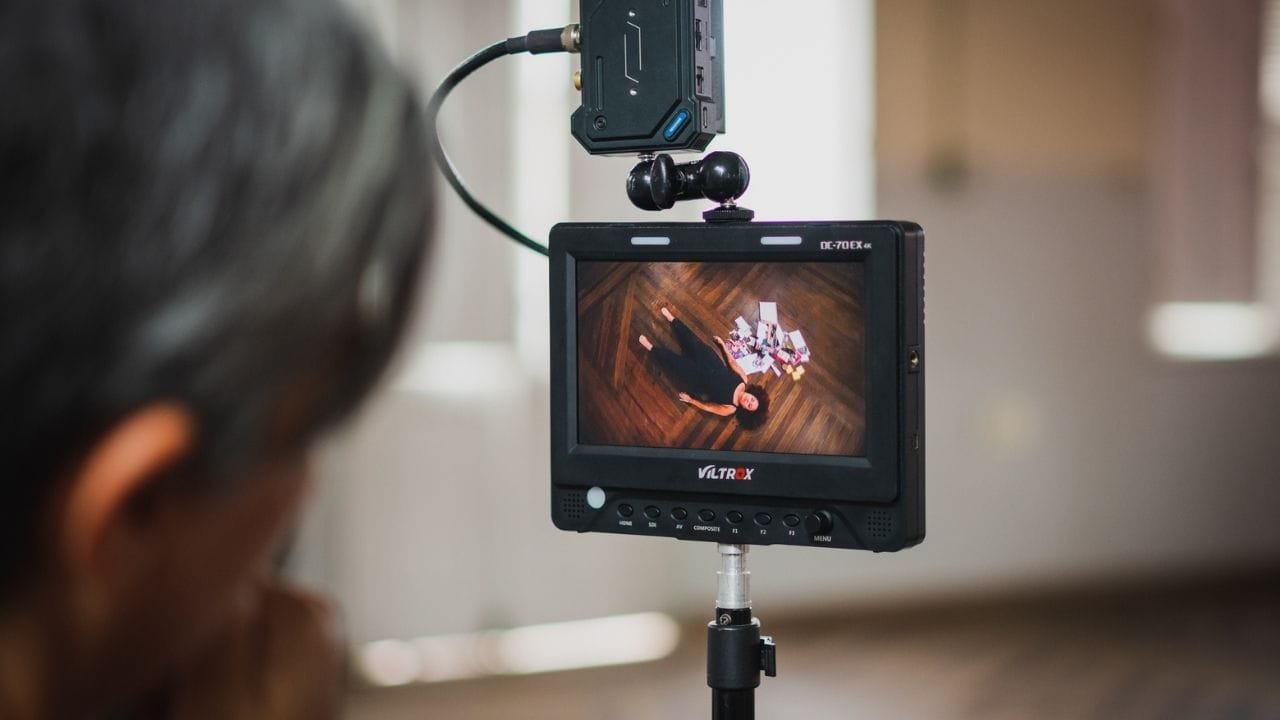 Como Esse Corpo Cai,filme experimental Itajaí,estreia de cinema 03/05,IZÔ Cultura,Mariana Feitosa atriz,Max Reinert dramaturgia,Casa da Cultura Itajaí,entrada gratuita cinema,arte e sociedade,fluxo de consciência