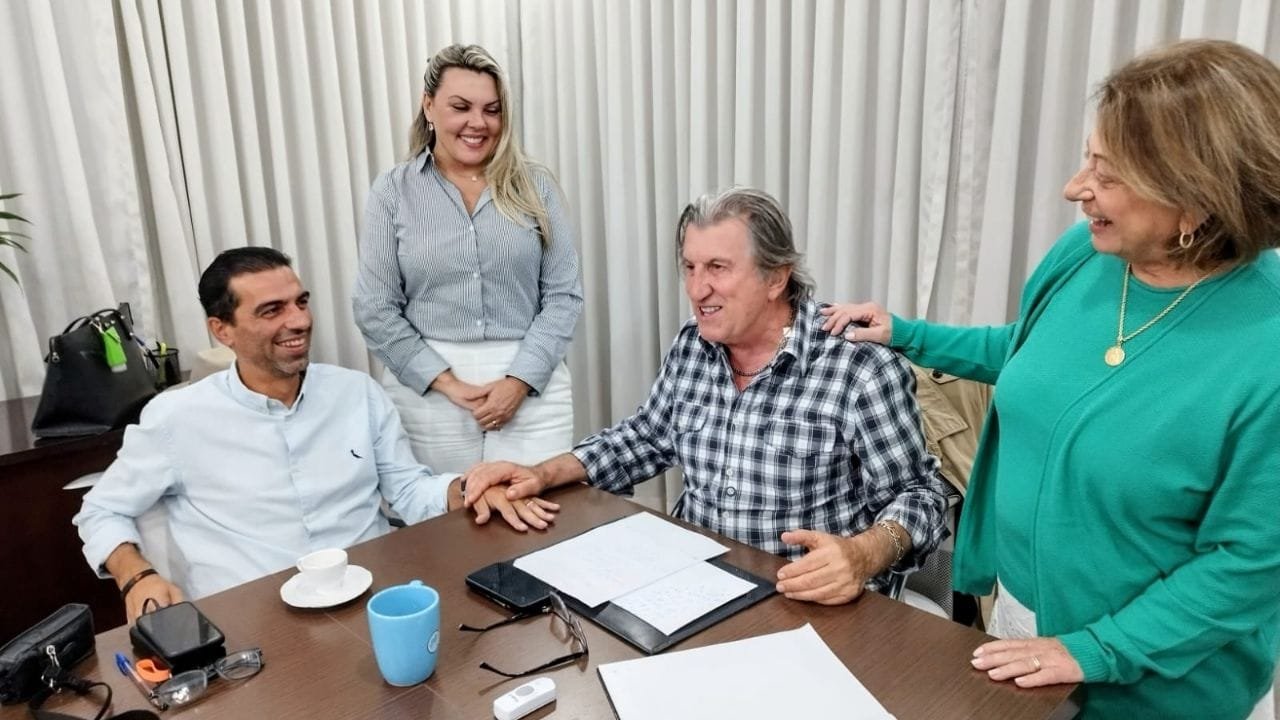 vice-prefeito Jozias,prefeito Leonel Pavan,Gideões Missionários,feriado 1º de maio,comando da cidade,cerimônia simbólica,Paço Municipal,administração pública,evento religioso,desenvolvimento econômico,gestão compartilhada,secretários municipais,solenidade,liderança,turismo religioso