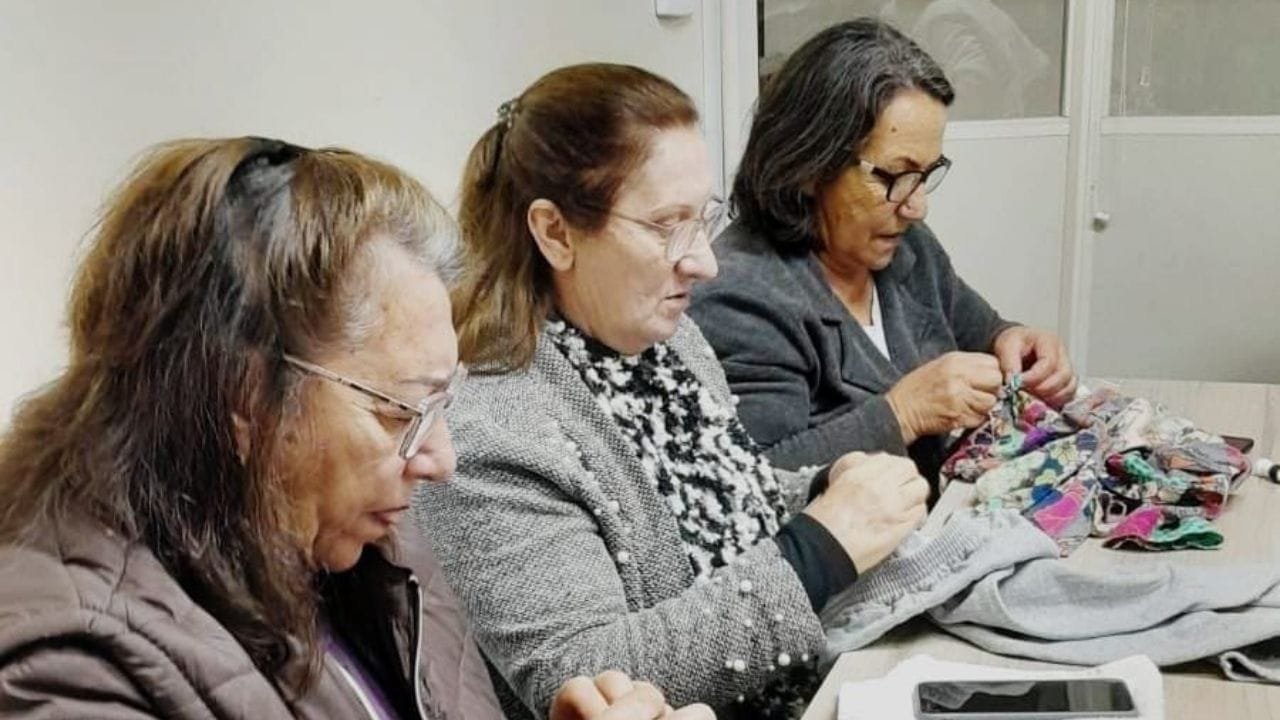 oficinas de customização,CRAS Balneário Camboriú,Café Conserto,reutilização de roupas,geração de renda,SESC,sustentabilidade,inclusão social,Secretaria de Assistência Social,habilidades manuais,reforma de roupas,economia criativa,atividades comunitárias,desenvolvimento social,oportunidades gratuitas